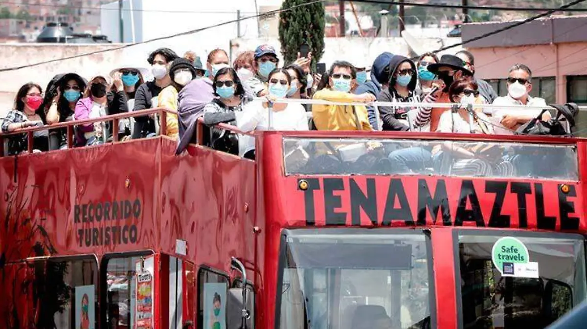 Transporte turístico con personas usando cubrebocas en la capital de Zacatecas